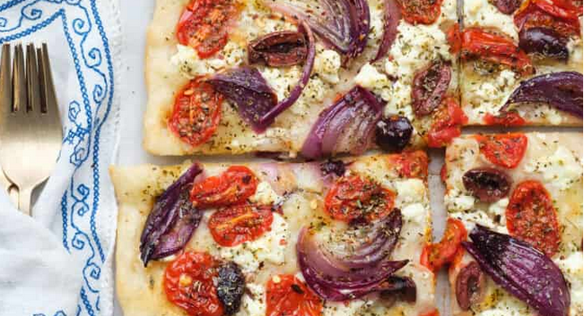 پیتزا یونانی با پنیر فتا